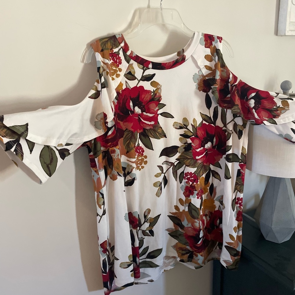 Women’s short sleeve shirt open shoulder
